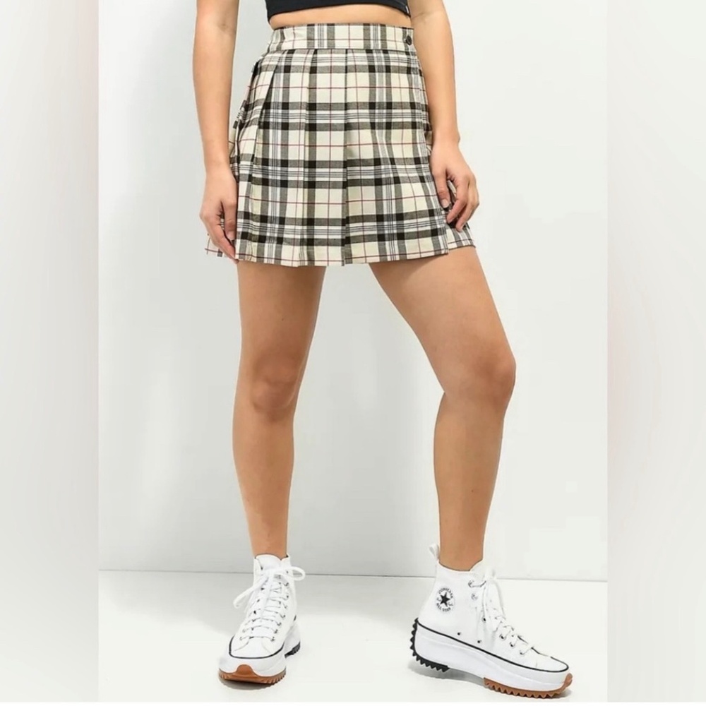 Empyre by Zumiez Vanessa Y2K Skater Plaid Mini Cream &‎ Black Skirt Size Medium
